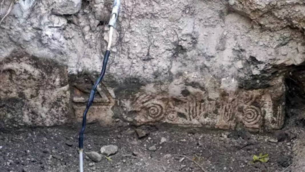 Görevli gibi giyinip sokağı kazdılar: Çıkanlar hayrete düşürdü! Borulara zarar verince gerçek ortaya çıktı 26